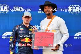 (L to R): Max Verstappen (NLD) Red Bull Racing is presented with the Pirelli Sprint Qualifying Award by Leo Neugebauer (GER) Athlete. 18.10.2024. Formula 1 World Championship, Rd 19, United States Grand Prix, Austin, Texas, USA, Sprint Qualifying Day