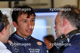 Alexander Albon (THA) Williams Racing with James Urwin (GBR) Williams Racing Race Engineer. 18.10.2024. Formula 1 World Championship, Rd 19, United States Grand Prix, Austin, Texas, USA, Sprint Qualifying Day