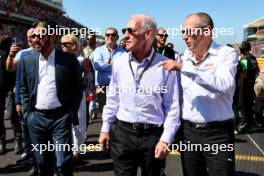 (L to R): Mohammed Bin Sulayem (UAE) FIA President with Greg Maffei (USA) Liberty Media Corporation President and Chief Executive Officer and Stefano Domenicali (ITA) Formula One President and CEO on the grid. 20.10.2024. Formula 1 World Championship, Rd 19, United States Grand Prix, Austin, Texas, USA, Race Day.