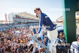 Franco Colapinto (ARG) Williams Racing celebrates with fans after the race. 20.10.2024. Formula 1 World Championship, Rd 19, United States Grand Prix, Austin, Texas, USA, Race Day.