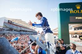 Franco Colapinto (ARG) Williams Racing celebrates with fans after the race. 20.10.2024. Formula 1 World Championship, Rd 19, United States Grand Prix, Austin, Texas, USA, Race Day.