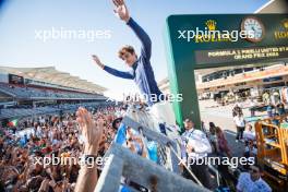 Franco Colapinto (ARG) Williams Racing celebrates with fans after the race. 20.10.2024. Formula 1 World Championship, Rd 19, United States Grand Prix, Austin, Texas, USA, Race Day.