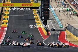 Lando Norris (GBR) McLaren MCL38 and Max Verstappen (NLD) Red Bull Racing RB20 battle for the lead at the start of the race. 20.10.2024. Formula 1 World Championship, Rd 19, United States Grand Prix, Austin, Texas, USA, Race Day.