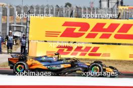 Lando Norris (GBR) McLaren MCL38 and Max Verstappen (NLD) Red Bull Racing RB20 battle for position. 20.10.2024. Formula 1 World Championship, Rd 19, United States Grand Prix, Austin, Texas, USA, Race Day.