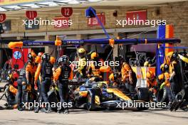 Lando Norris (GBR) McLaren MCL38 makes a pit stop. 20.10.2024. Formula 1 World Championship, Rd 19, United States Grand Prix, Austin, Texas, USA, Race Day.