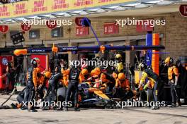 Oscar Piastri (AUS) McLaren MCL38 makes a pit stop. 20.10.2024. Formula 1 World Championship, Rd 19, United States Grand Prix, Austin, Texas, USA, Race Day.