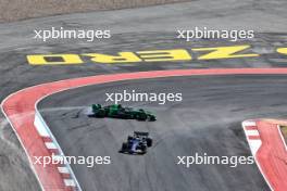 Alexander Albon (THA) Williams Racing FW46 leads a spinning Zhou Guanyu (CHN) Sauber C44. 20.10.2024. Formula 1 World Championship, Rd 19, United States Grand Prix, Austin, Texas, USA, Race Day.