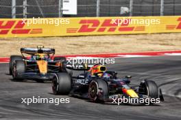 Max Verstappen (NLD) Red Bull Racing RB20 and Lando Norris (GBR) McLaren MCL38 battle for position. 20.10.2024. Formula 1 World Championship, Rd 19, United States Grand Prix, Austin, Texas, USA, Race Day.