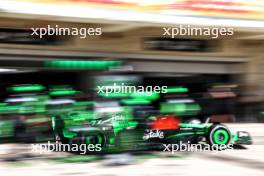 Valtteri Bottas (FIN) Sauber C44 makes a pit stop. 20.10.2024. Formula 1 World Championship, Rd 19, United States Grand Prix, Austin, Texas, USA, Race Day.