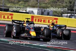 Max Verstappen (NLD) Red Bull Racing RB20 leads Lando Norris (GBR) McLaren MCL38. 20.10.2024. Formula 1 World Championship, Rd 19, United States Grand Prix, Austin, Texas, USA, Race Day.