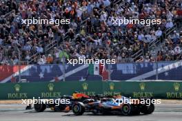 Max Verstappen (NLD) Red Bull Racing RB20 and Lando Norris (GBR) McLaren MCL38 battle for position. 20.10.2024. Formula 1 World Championship, Rd 19, United States Grand Prix, Austin, Texas, USA, Race Day.