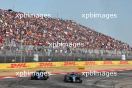 Alexander Albon (THA) Williams Racing FW46 and George Russell (GBR) Mercedes AMG F1 W15 battle for position. 20.10.2024. Formula 1 World Championship, Rd 19, United States Grand Prix, Austin, Texas, USA, Race Day.