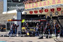 Max Verstappen (NLD) Red Bull Racing RB20 makes a pit stop. 20.10.2024. Formula 1 World Championship, Rd 19, United States Grand Prix, Austin, Texas, USA, Race Day.