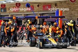 Lando Norris (GBR) McLaren MCL38 makes a pit stop. 20.10.2024. Formula 1 World Championship, Rd 19, United States Grand Prix, Austin, Texas, USA, Race Day.