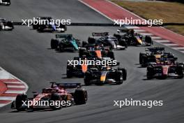 Charles Leclerc (MON) Ferrari SF-24 leads at the start of the race. 20.10.2024. Formula 1 World Championship, Rd 19, United States Grand Prix, Austin, Texas, USA, Race Day.