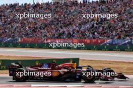 Carlos Sainz Jr (ESP) Ferrari SF-24 and Max Verstappen (NLD) Red Bull Racing RB20 battle for position. 20.10.2024. Formula 1 World Championship, Rd 19, United States Grand Prix, Austin, Texas, USA, Race Day.