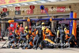 Lando Norris (GBR) McLaren MCL38 makes a pit stop. 20.10.2024. Formula 1 World Championship, Rd 19, United States Grand Prix, Austin, Texas, USA, Race Day.