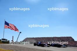 Liam Lawson (NZL) RB VCARB 01 and Franco Colapinto (ARG) Williams Racing FW46 at the start of the race. 20.10.2024. Formula 1 World Championship, Rd 19, United States Grand Prix, Austin, Texas, USA, Race Day.