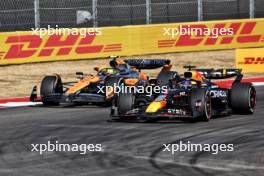 Max Verstappen (NLD) Red Bull Racing RB20 and Lando Norris (GBR) McLaren MCL38 battle for position. 20.10.2024. Formula 1 World Championship, Rd 19, United States Grand Prix, Austin, Texas, USA, Race Day.