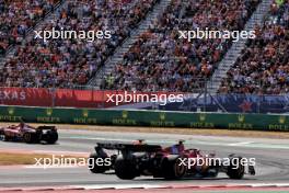 Carlos Sainz Jr (ESP) Ferrari SF-24 and Max Verstappen (NLD) Red Bull Racing RB20 battle for position. 20.10.2024. Formula 1 World Championship, Rd 19, United States Grand Prix, Austin, Texas, USA, Race Day.