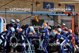 Alexander Albon (THA) Williams Racing FW46 makes a pit stop. 20.10.2024. Formula 1 World Championship, Rd 19, United States Grand Prix, Austin, Texas, USA, Race Day.