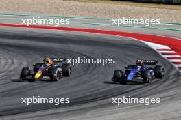 Franco Colapinto (ARG) Williams Racing FW46 and Sergio Perez (MEX) Red Bull Racing RB20 battle for position. 20.10.2024. Formula 1 World Championship, Rd 19, United States Grand Prix, Austin, Texas, USA, Race Day.