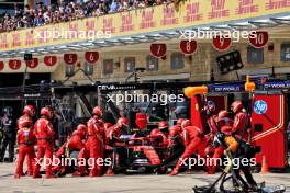 Carlos Sainz Jr (ESP) Ferrari SF-24 makes a pit stop. 20.10.2024. Formula 1 World Championship, Rd 19, United States Grand Prix, Austin, Texas, USA, Race Day.