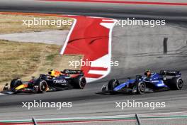 Franco Colapinto (ARG) Williams Racing FW46 and Sergio Perez (MEX) Red Bull Racing RB20 battle for position. 20.10.2024. Formula 1 World Championship, Rd 19, United States Grand Prix, Austin, Texas, USA, Race Day.