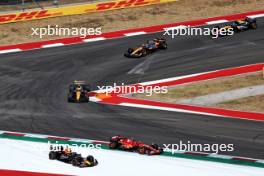 Carlos Sainz Jr (ESP) Ferrari SF-24 and Max Verstappen (NLD) Red Bull Racing RB20 battle for position. 20.10.2024. Formula 1 World Championship, Rd 19, United States Grand Prix, Austin, Texas, USA, Race Day.