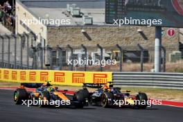 Lando Norris (GBR) McLaren MCL38 and Max Verstappen (NLD) Red Bull Racing RB20 battle for the lead at the start of the race. 20.10.2024. Formula 1 World Championship, Rd 19, United States Grand Prix, Austin, Texas, USA, Race Day.