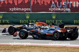 Max Verstappen (NLD) Red Bull Racing RB20 and Lando Norris (GBR) McLaren MCL38 battle for position. 20.10.2024. Formula 1 World Championship, Rd 19, United States Grand Prix, Austin, Texas, USA, Race Day.