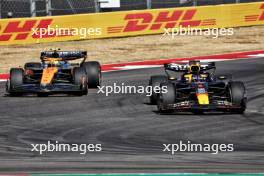 Max Verstappen (NLD) Red Bull Racing RB20 and Lando Norris (GBR) McLaren MCL38 battle for position. 20.10.2024. Formula 1 World Championship, Rd 19, United States Grand Prix, Austin, Texas, USA, Race Day.