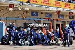 Alexander Albon (THA) Williams Racing FW46 makes a pit stop. 20.10.2024. Formula 1 World Championship, Rd 19, United States Grand Prix, Austin, Texas, USA, Race Day.