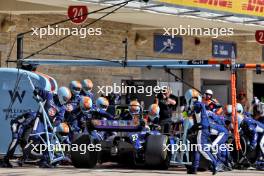 Alexander Albon (THA) Williams Racing FW46 makes a pit stop. 20.10.2024. Formula 1 World Championship, Rd 19, United States Grand Prix, Austin, Texas, USA, Race Day.