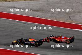 Max Verstappen (NLD) Red Bull Racing RB20 and Carlos Sainz Jr (ESP) Ferrari SF-24 battle for position. 20.10.2024. Formula 1 World Championship, Rd 19, United States Grand Prix, Austin, Texas, USA, Race Day.