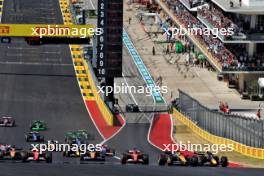 Lando Norris (GBR) McLaren MCL38 and Max Verstappen (NLD) Red Bull Racing RB20 battle for the lead at the start of the race. 20.10.2024. Formula 1 World Championship, Rd 19, United States Grand Prix, Austin, Texas, USA, Race Day.