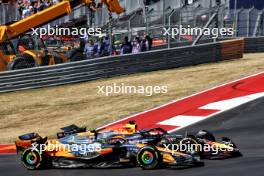 Lando Norris (GBR) McLaren MCL38 and Max Verstappen (NLD) Red Bull Racing RB20 battle for the lead at the start of the race. 20.10.2024. Formula 1 World Championship, Rd 19, United States Grand Prix, Austin, Texas, USA, Race Day.