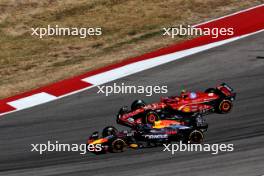 Max Verstappen (NLD) Red Bull Racing RB20 and Carlos Sainz Jr (ESP) Ferrari SF-24 battle for position. 20.10.2024. Formula 1 World Championship, Rd 19, United States Grand Prix, Austin, Texas, USA, Race Day.