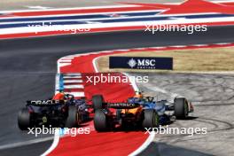 Lando Norris (GBR) McLaren MCL38 and Max Verstappen (NLD) Red Bull Racing RB20 battle for the lead at the start of the race. 20.10.2024. Formula 1 World Championship, Rd 19, United States Grand Prix, Austin, Texas, USA, Race Day.