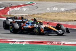 Lando Norris (GBR) McLaren MCL38 and Max Verstappen (NLD) Red Bull Racing RB20 battle for position. 20.10.2024. Formula 1 World Championship, Rd 19, United States Grand Prix, Austin, Texas, USA, Race Day.