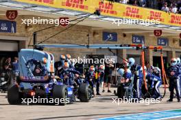 Alexander Albon (THA) Williams Racing FW46 makes a pit stop. 20.10.2024. Formula 1 World Championship, Rd 19, United States Grand Prix, Austin, Texas, USA, Race Day.