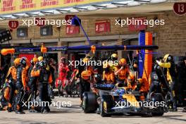 Oscar Piastri (AUS) McLaren MCL38 makes a pit stop. 20.10.2024. Formula 1 World Championship, Rd 19, United States Grand Prix, Austin, Texas, USA, Race Day.