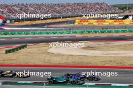 Lance Stroll (CDN) Aston Martin F1 Team AMR24 and Alexander Albon (THA) Williams Racing FW46 battle for position. 20.10.2024. Formula 1 World Championship, Rd 19, United States Grand Prix, Austin, Texas, USA, Race Day.