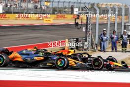 Lando Norris (GBR) McLaren MCL38 and Max Verstappen (NLD) Red Bull Racing RB20 battle for position. 20.10.2024. Formula 1 World Championship, Rd 19, United States Grand Prix, Austin, Texas, USA, Race Day.