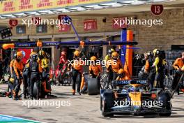 Oscar Piastri (AUS) McLaren MCL38 makes a pit stop. 20.10.2024. Formula 1 World Championship, Rd 19, United States Grand Prix, Austin, Texas, USA, Race Day.