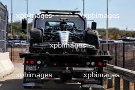 The Mercedes AMG F1 W15 of race retiree Lewis Hamilton (GBR) Mercedes AMG F1 is recovered back to the pits on the back of a truck. 20.10.2024. Formula 1 World Championship, Rd 19, United States Grand Prix, Austin, Texas, USA, Race Day.