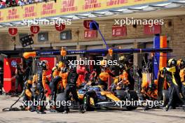 Oscar Piastri (AUS) McLaren MCL38 makes a pit stop. 20.10.2024. Formula 1 World Championship, Rd 19, United States Grand Prix, Austin, Texas, USA, Race Day.