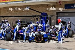 Yuki Tsunoda (JPN) RB VCARB 01 makes a pit stop. 20.10.2024. Formula 1 World Championship, Rd 19, United States Grand Prix, Austin, Texas, USA, Race Day.