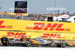 Lando Norris (GBR) McLaren MCL38 and Max Verstappen (NLD) Red Bull Racing RB20 battle for position. 20.10.2024. Formula 1 World Championship, Rd 19, United States Grand Prix, Austin, Texas, USA, Race Day.