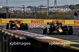 Max Verstappen (NLD) Red Bull Racing RB20 leads Lando Norris (GBR) McLaren MCL38. 20.10.2024. Formula 1 World Championship, Rd 19, United States Grand Prix, Austin, Texas, USA, Race Day.